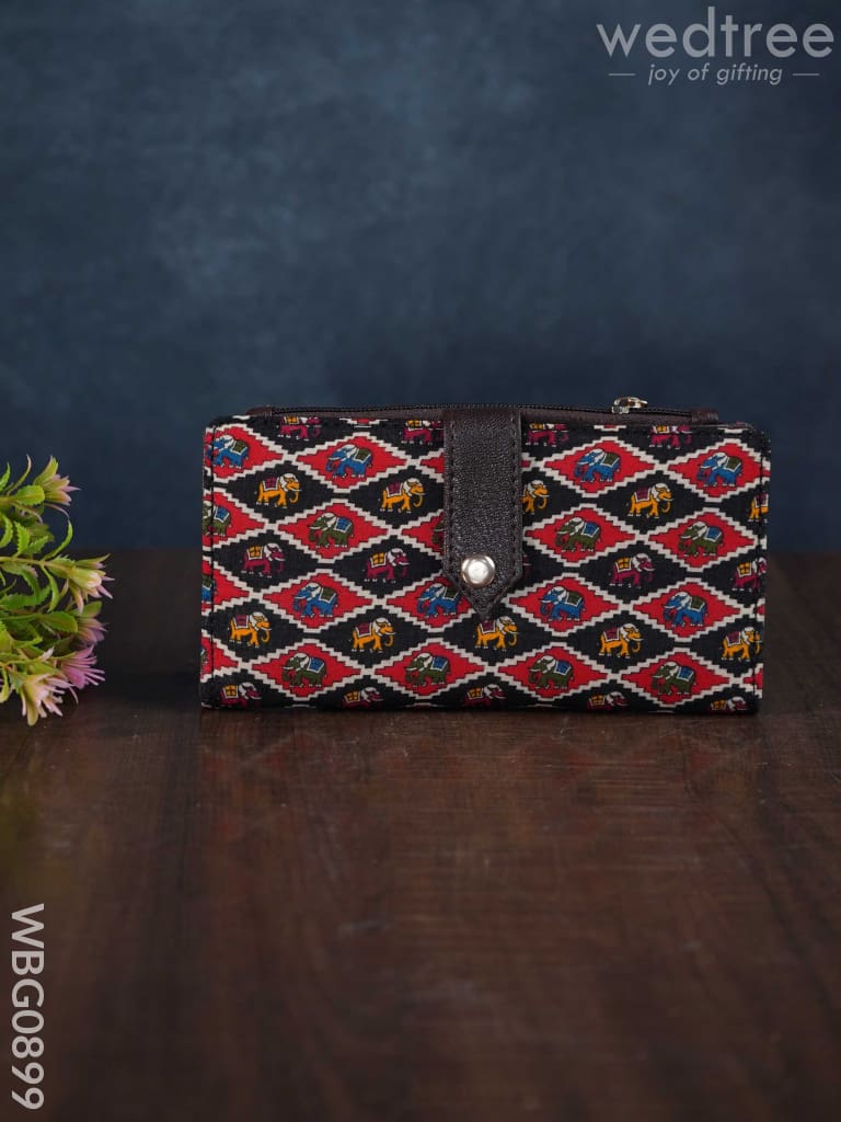 Printed Fabric Clutch With Flip Lock - Wbg0899 Clutches & Purses