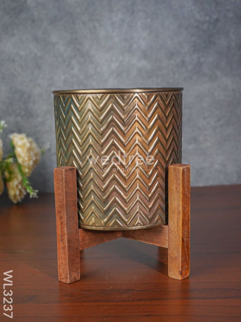 Zig Zag Design Embossed Planter With Wooden Stand - Wl3237 Planters